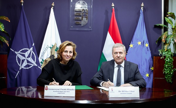 Együttműködési megállapodást kötött a honvédelmi miniszter és Kecskemét polgármestere