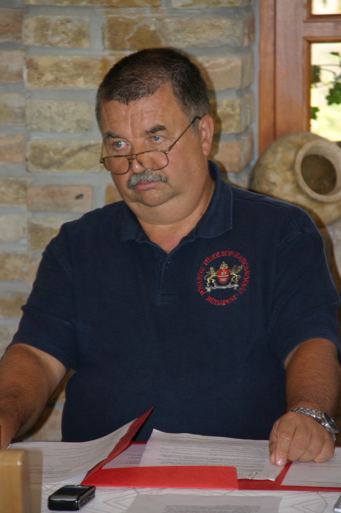 A tűzoltók háza is ég.