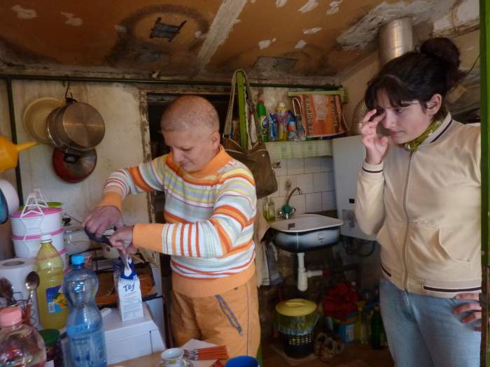 Éva és lánya már jó ideje egy disznóólban éltek ócsalános