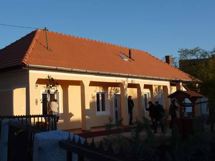 Éva, és lánya új otthona ház