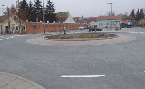 Parkolókat és körforgalmat avattak Kecskeméten