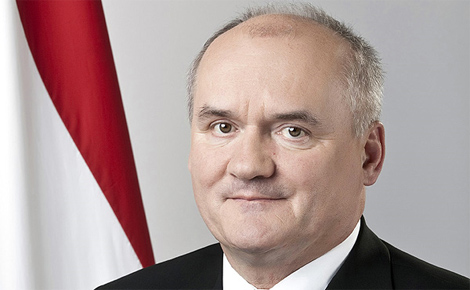 A XXIV. Kalocsai Paprikafesztiválon Hende Csaba honvédelmi minisztert paprikalovaggá avatták