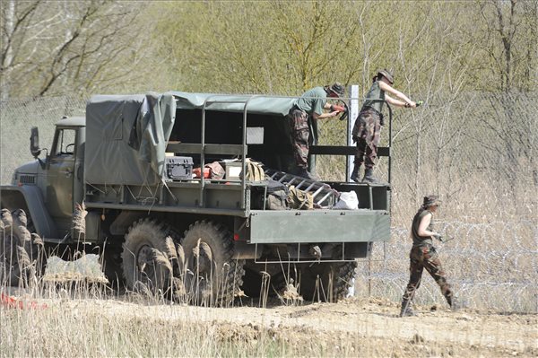 Kelebia térségében is megerősítik a műszaki határzárat