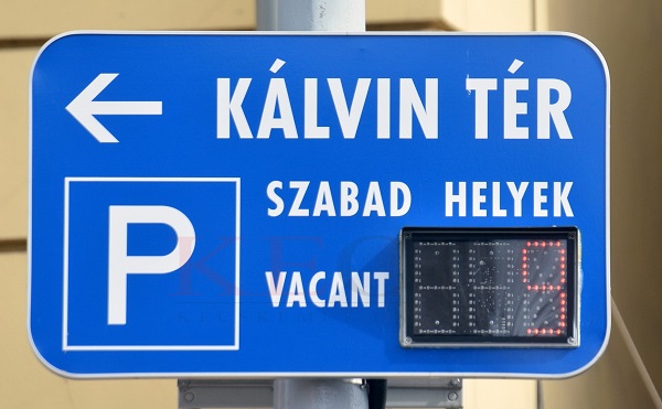 Tov&aacute;bb fejlesztett&eacute;k az intelligens parkol&aacute;st Kecskem&eacute;ten