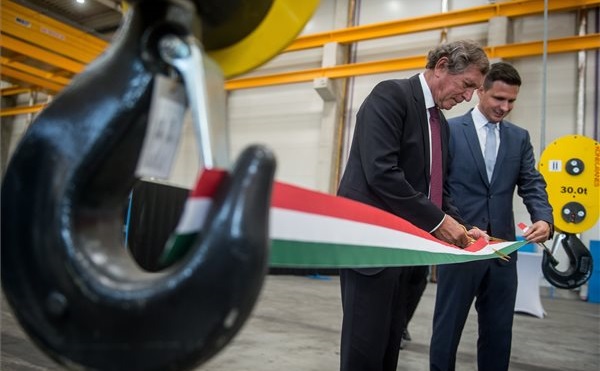 Újabb gyártócsarnokot adtak át Kecskeméten
