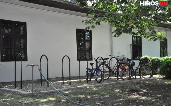 Meg&uacute;jult a N&eacute;pi Iparműv&eacute;szeti Gyűjtem&eacute;ny udvara - forr&aacute;s: hiros.hu