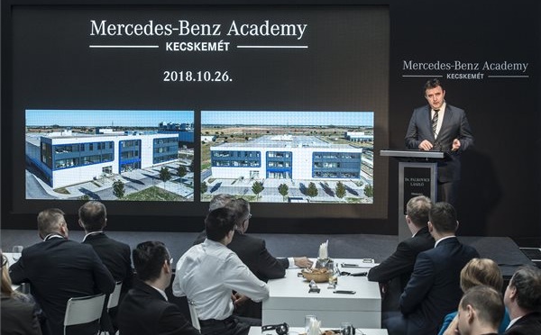 Átadták a Mercedes Benz Academyt