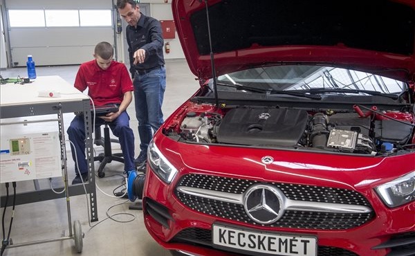 Átadták a Mercedes Benz Academyt Kecskeméten