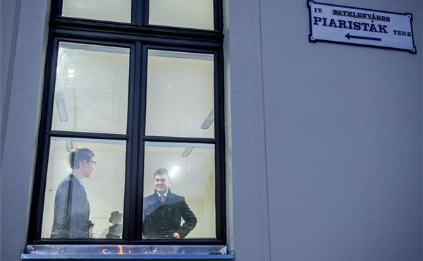 Átadták a piarista kollégium felújított épületét