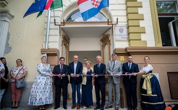Átadták a kormányzati támogatással kialakított horvát kulturális központot Baján