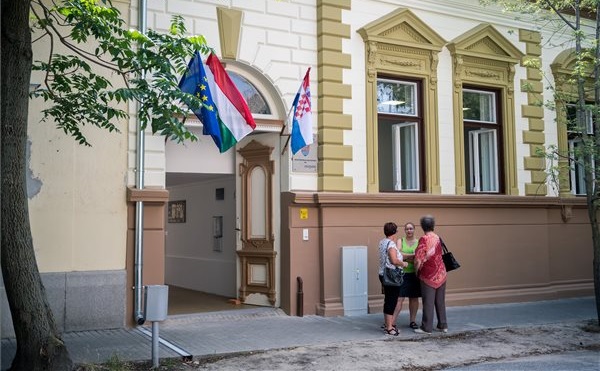 Átadták a kormányzati támogatással kialakított horvát kulturális központot Baján