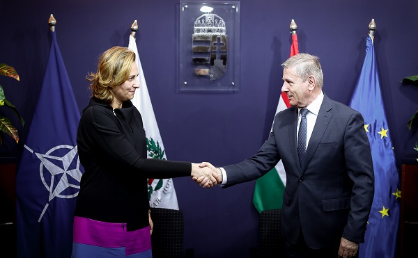 Együttműködési megállapodást kötött a honvédelmi miniszter és Kecskemét polgármestere