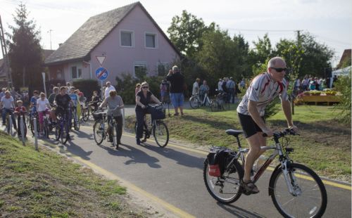 Kerékpárúton járhatnak a kecskeméti Mercedes dolgozói